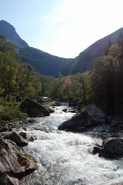 La strada delle aquile. Da Trondheim a Lom3.JPG - AI PIEDI DELLA RUPE